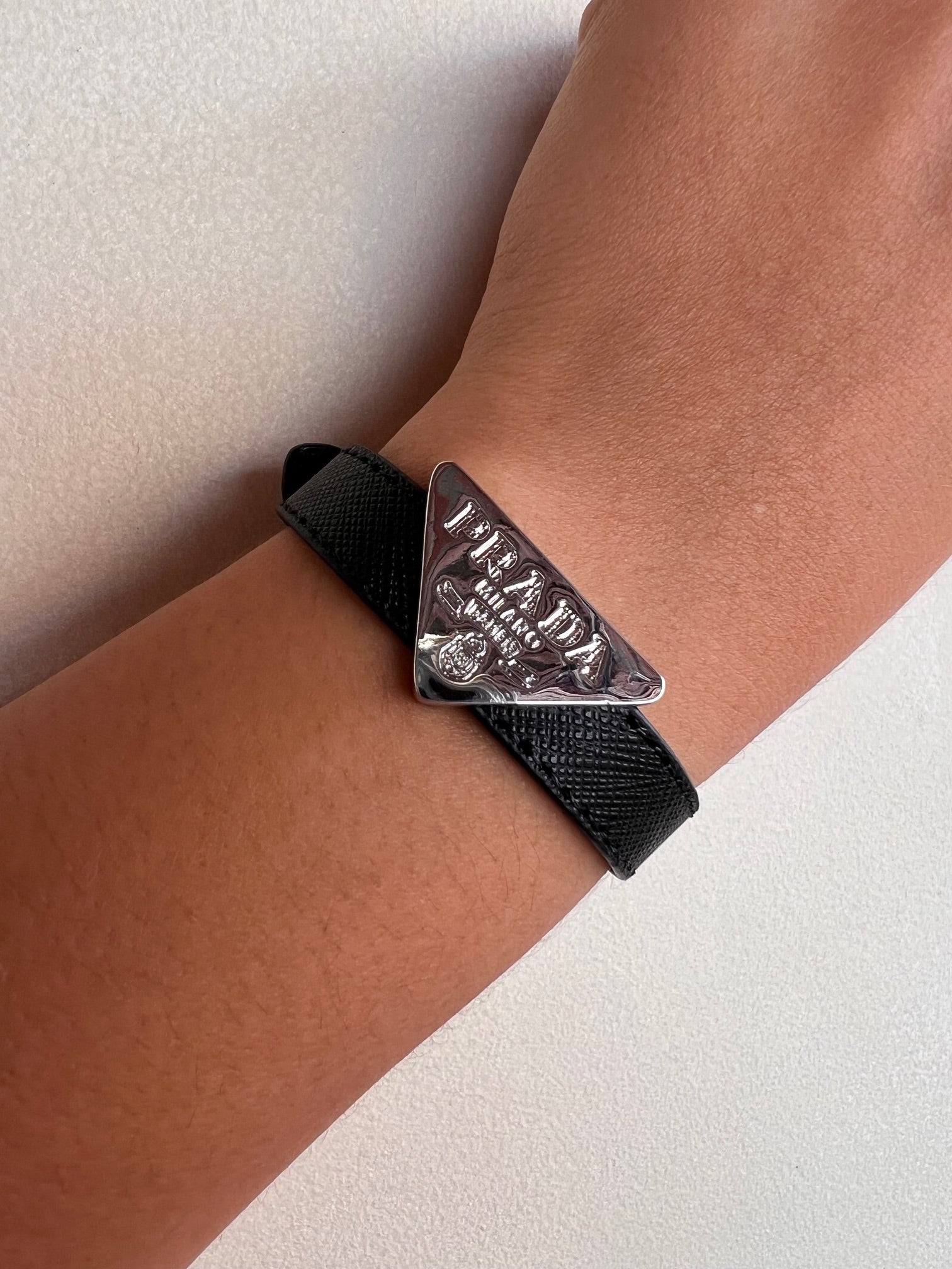 Brazalete Prada Cuerito Negro Logo Grande Silver