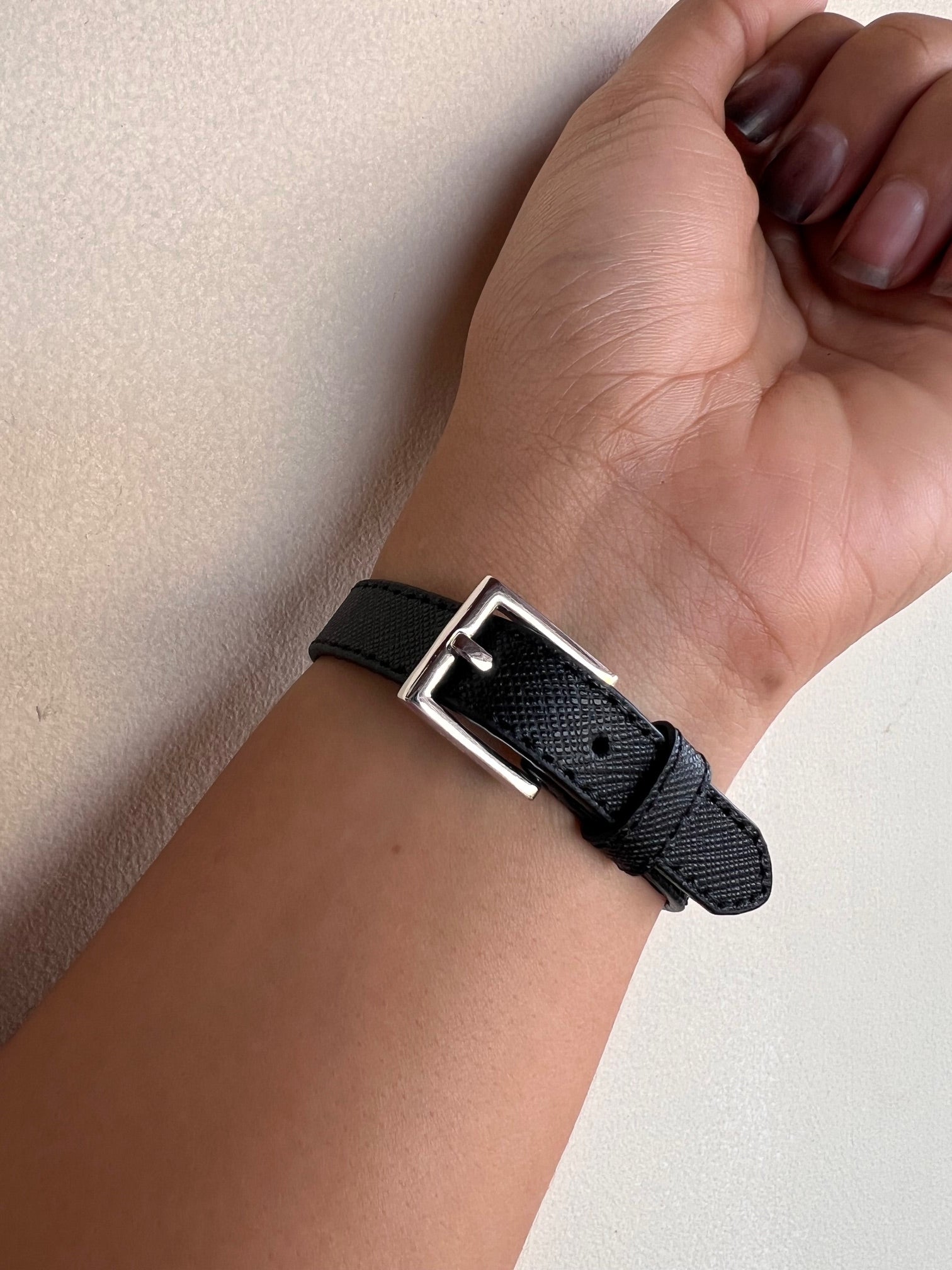 Brazalete Prada Cuerito Negro Logo Grande Silver