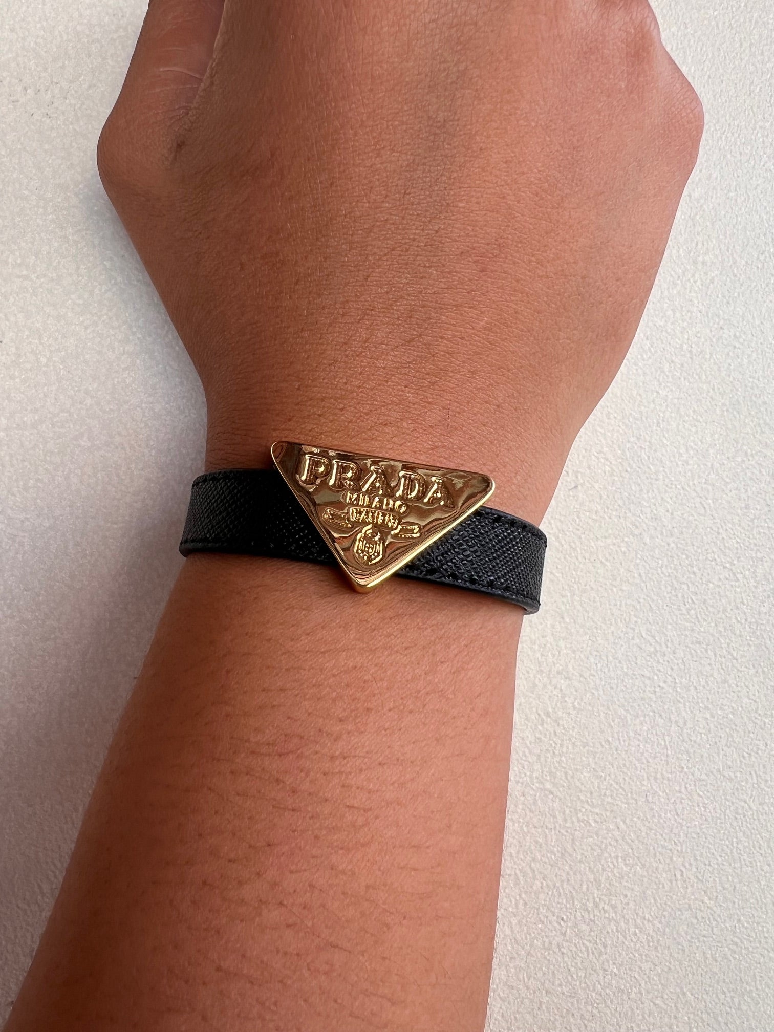 Brazalete Prada Cuerito Negro Logo Grande Gold