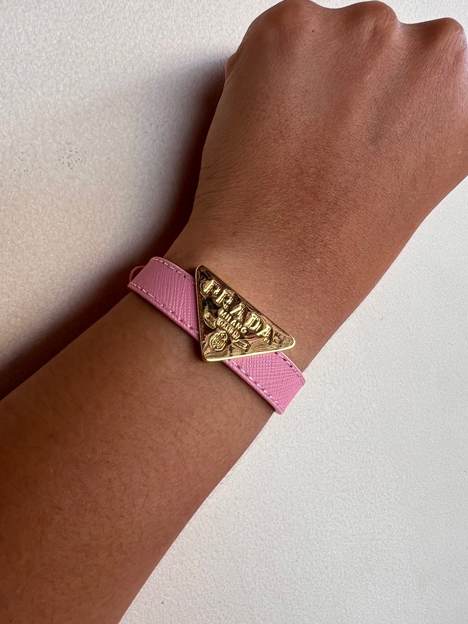 Brazalete Prada Cuerito Rosa Logo Grande Gold