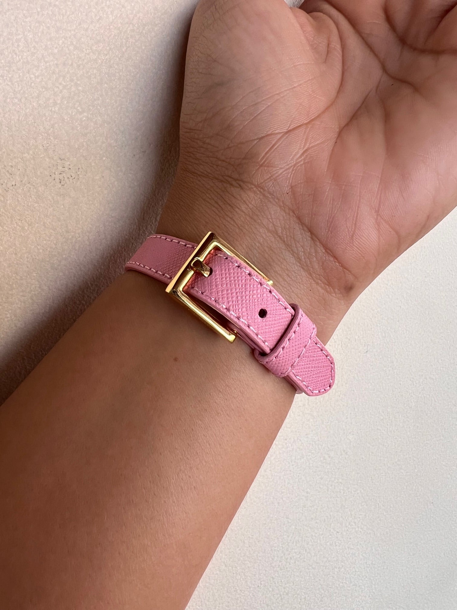 Brazalete Prada Cuerito Rosa Logo Grande Gold