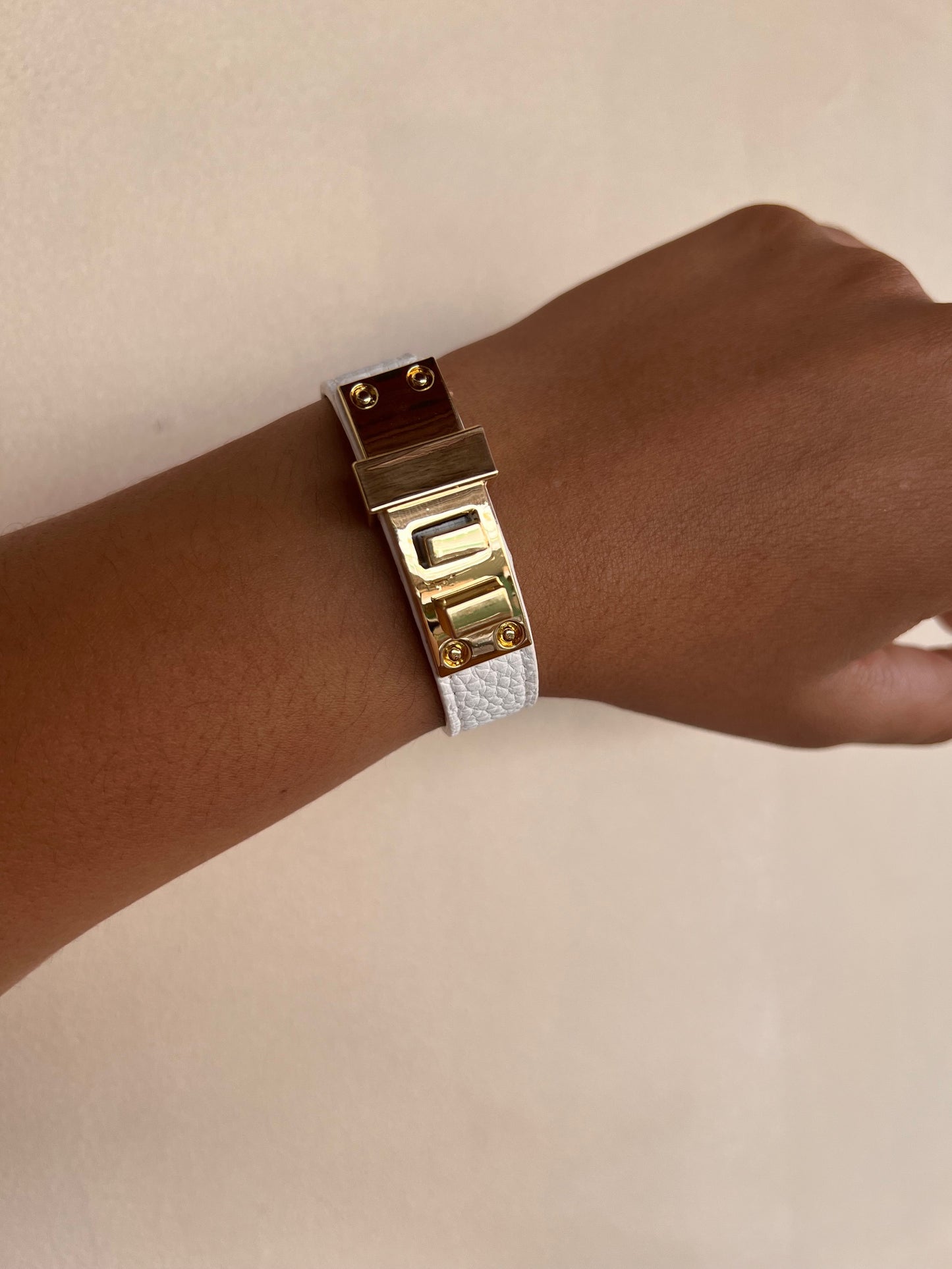 Brazalete Cuerito Blanco Cierre Gold