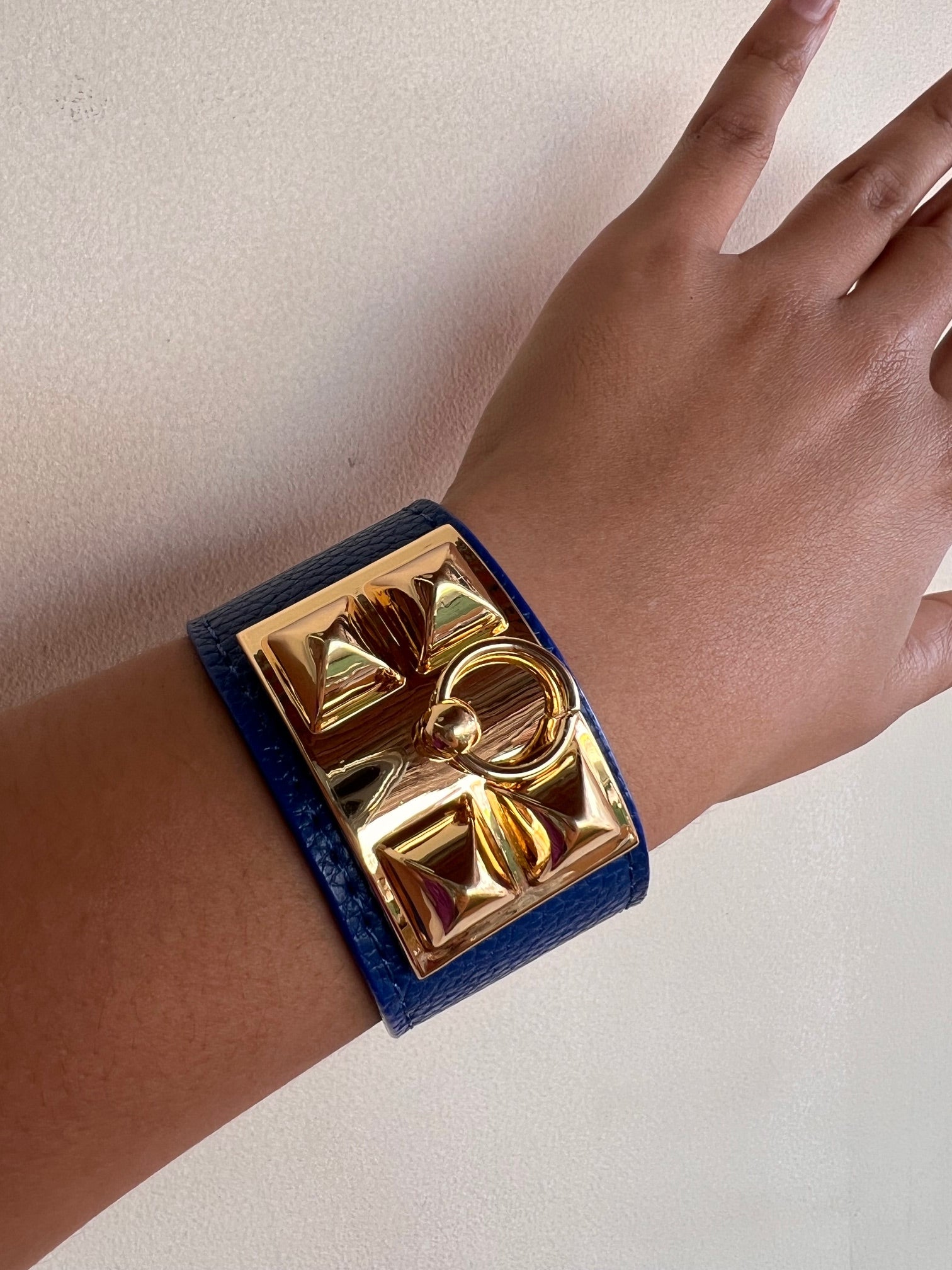 Brazalete Maxi Tipo Valentino Azul Marino con Remaches Gold