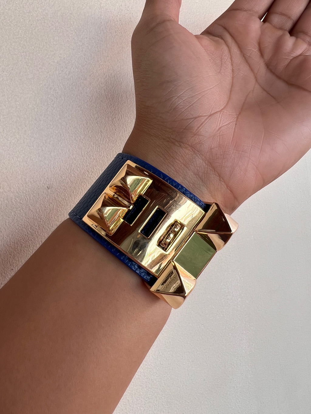 Brazalete Maxi Tipo Valentino Azul Marino con Remaches Gold