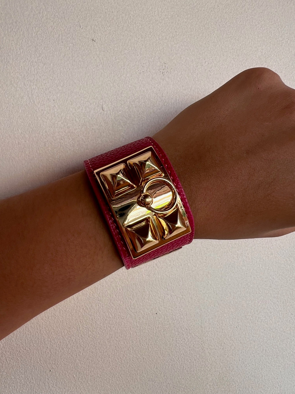 Brazalete Maxi Tipo Valentino Rosado con Remaches Gold
