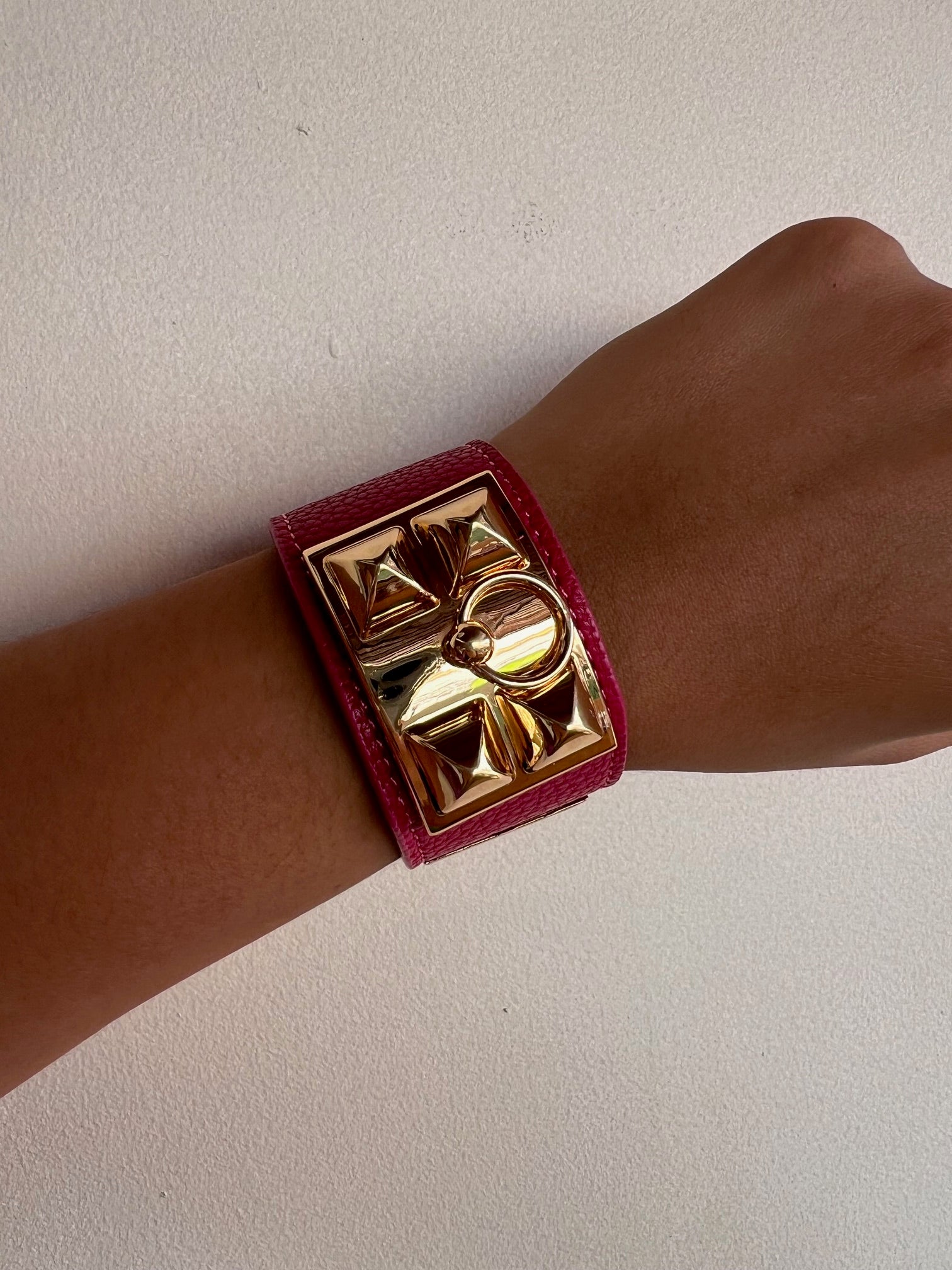 Brazalete Maxi Tipo Valentino Rosado con Remaches Gold