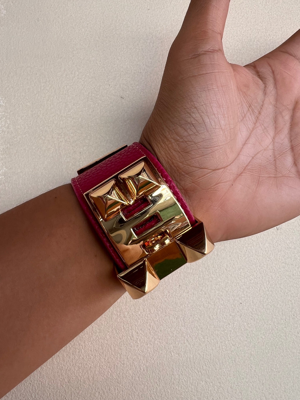 Brazalete Maxi Tipo Valentino Rosado con Remaches Gold