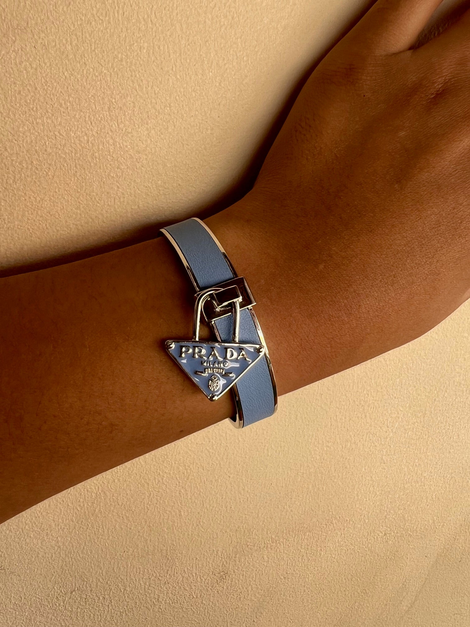 Bangle Silver PRADA Azul Logo Candado Colgante