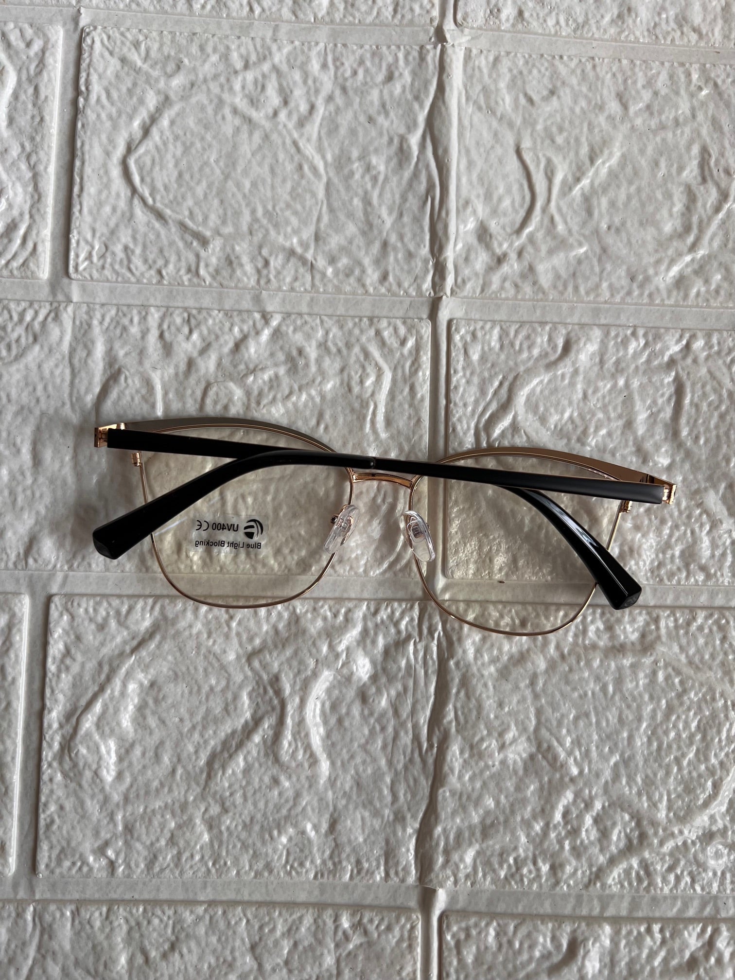 Lentes semi cuadrados negros/gold