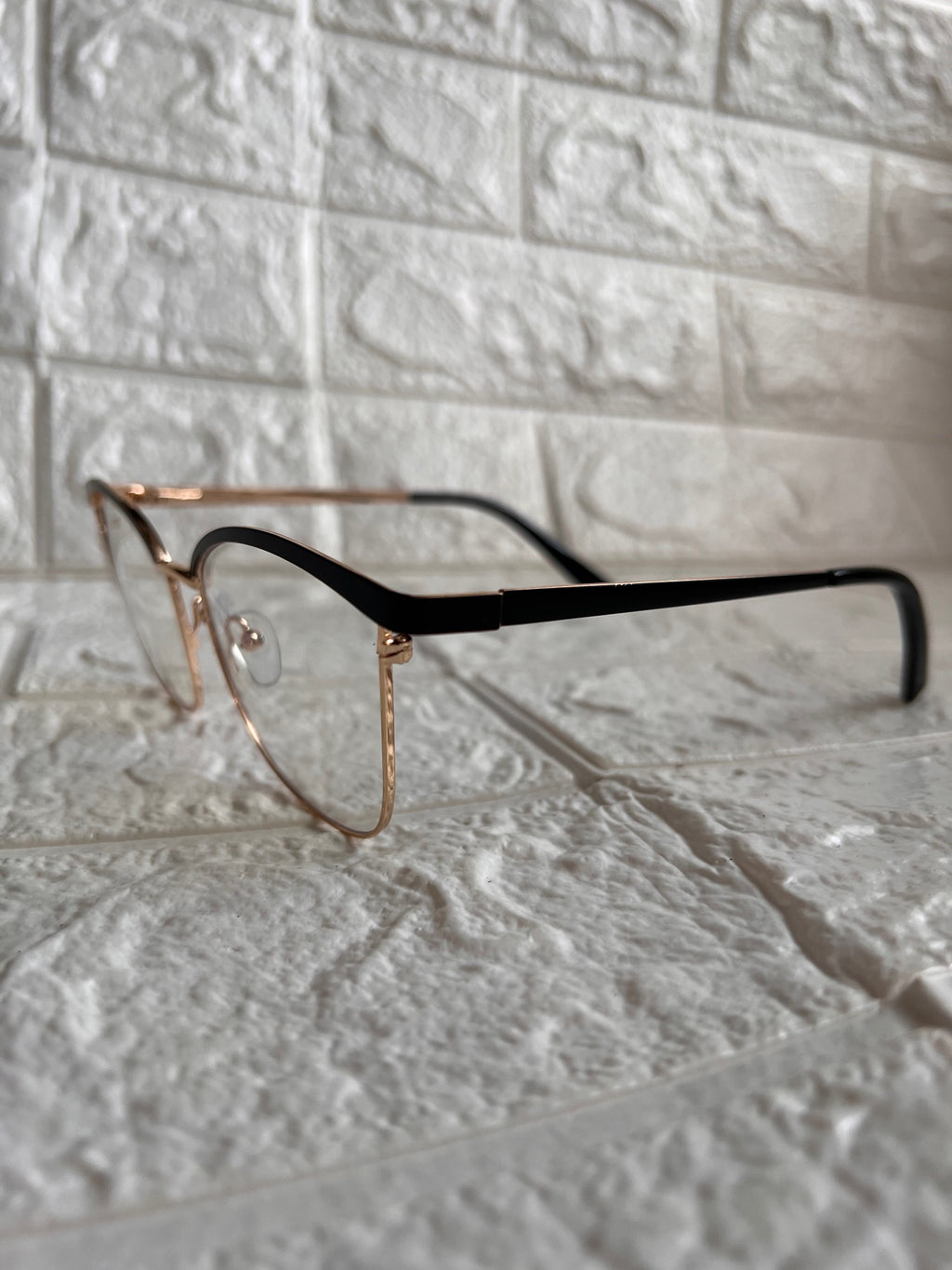 Lentes semi cuadrados negros/gold