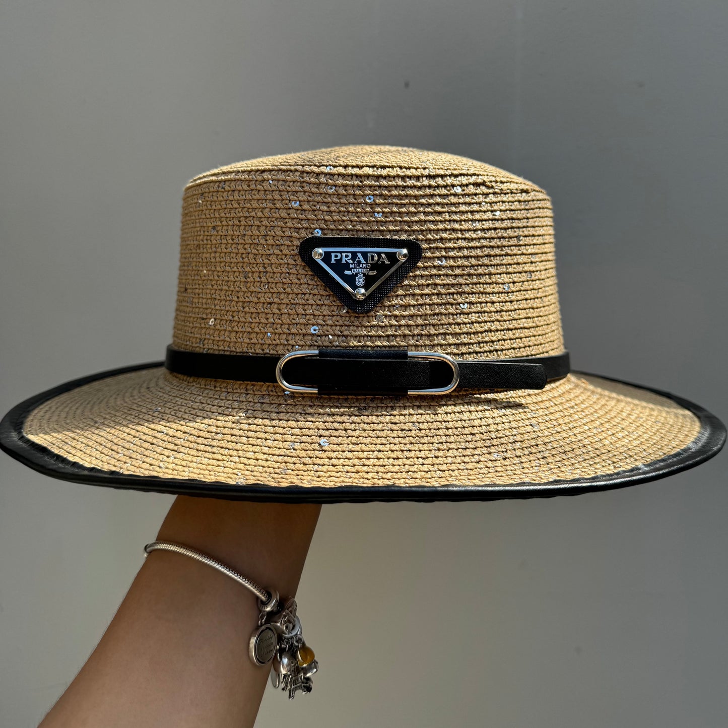 Hat Prada Cafe + Brillos
