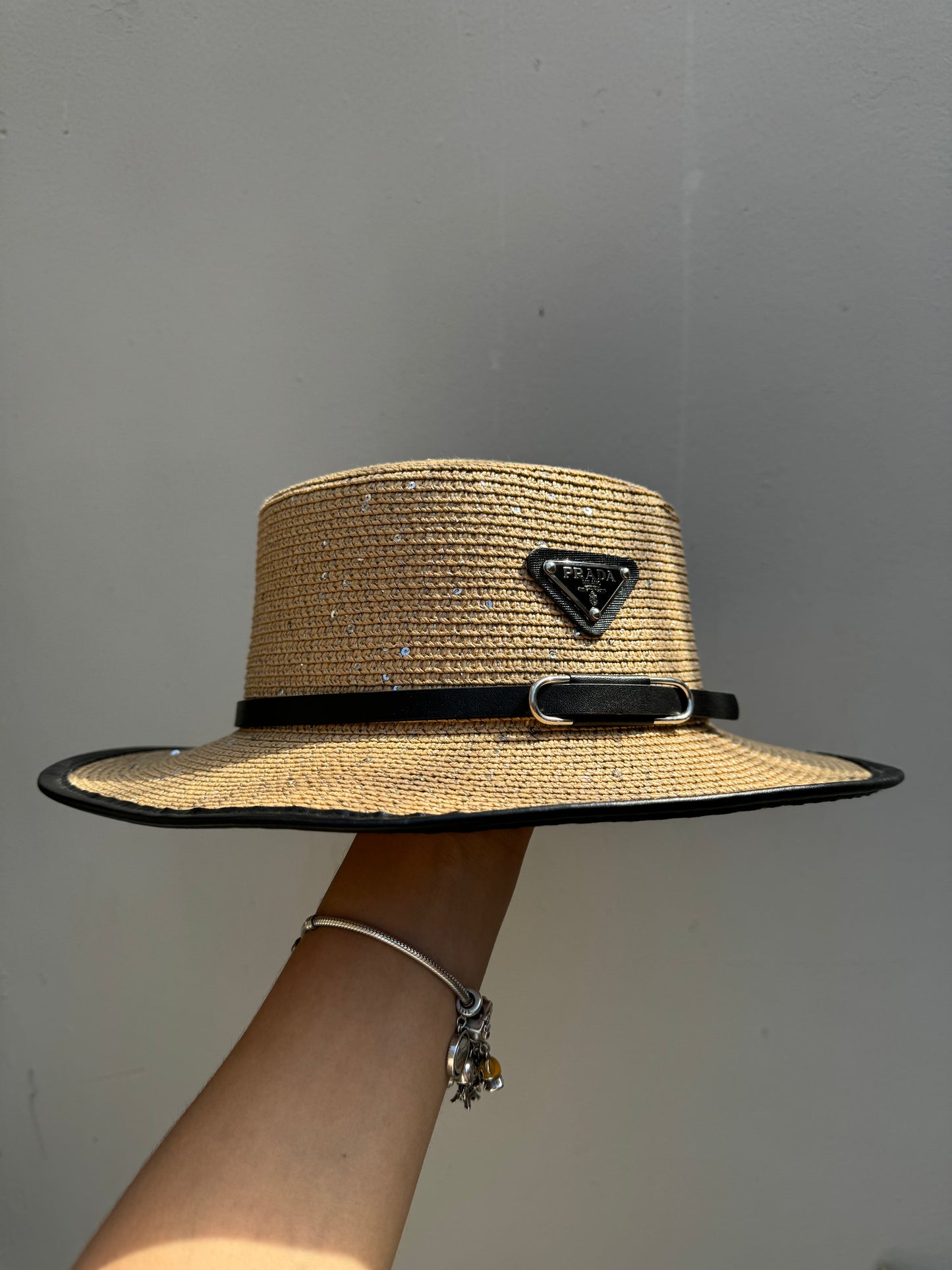 Hat Prada Cafe + Brillos