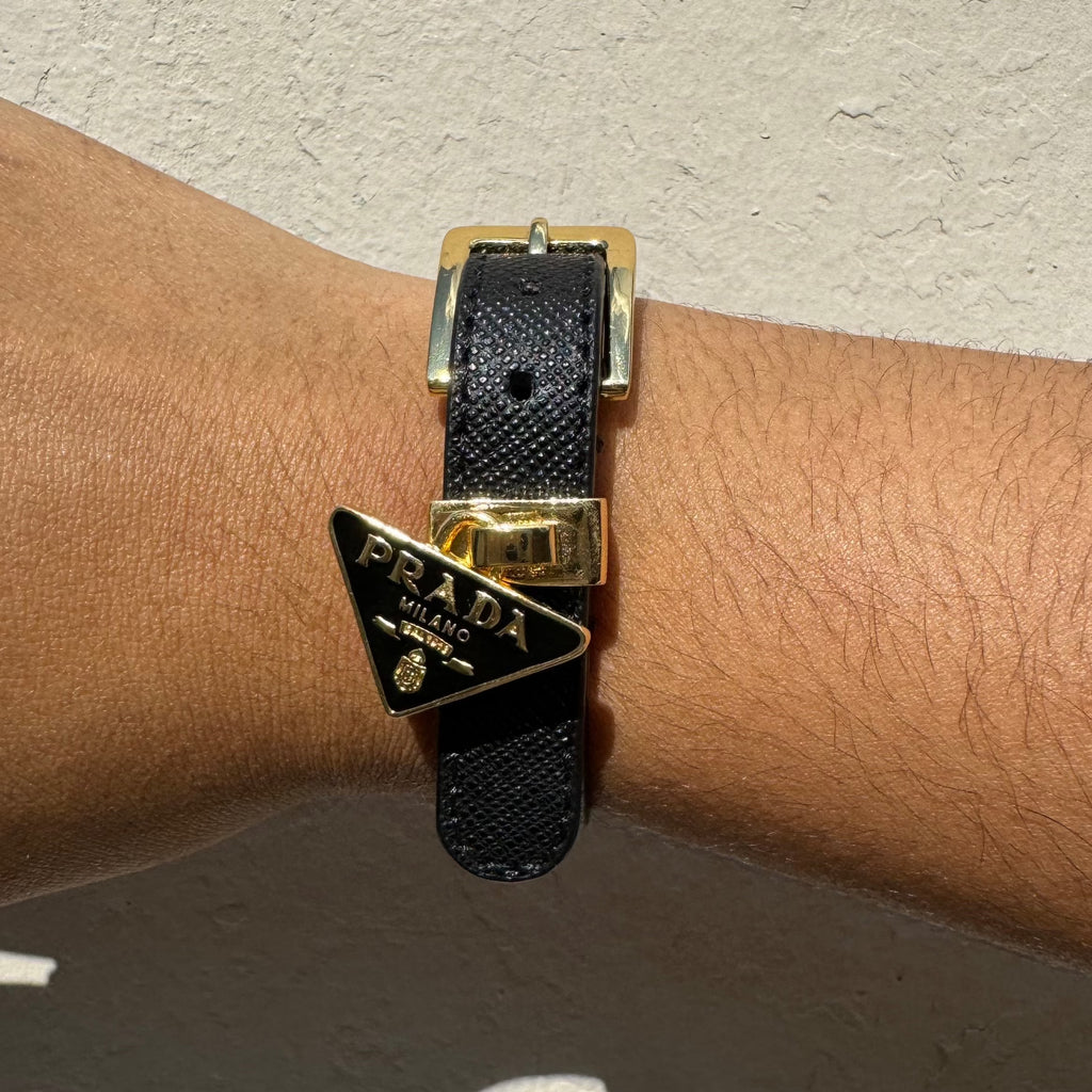 Brazalete Cuerito Logo Prada Negro/Gold