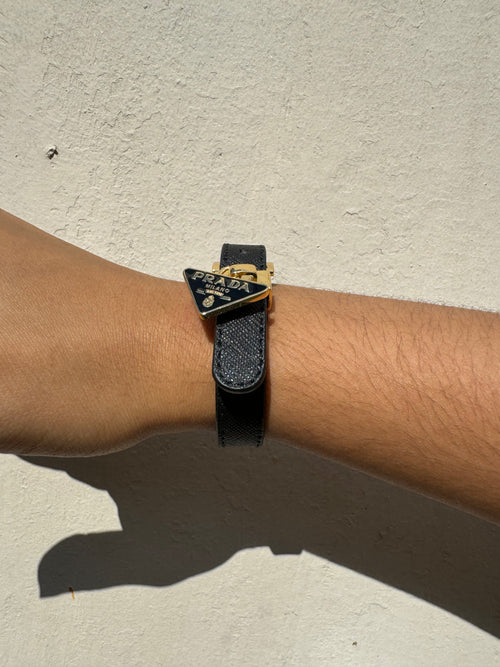 Brazalete Cuerito Logo Prada Negro/Gold