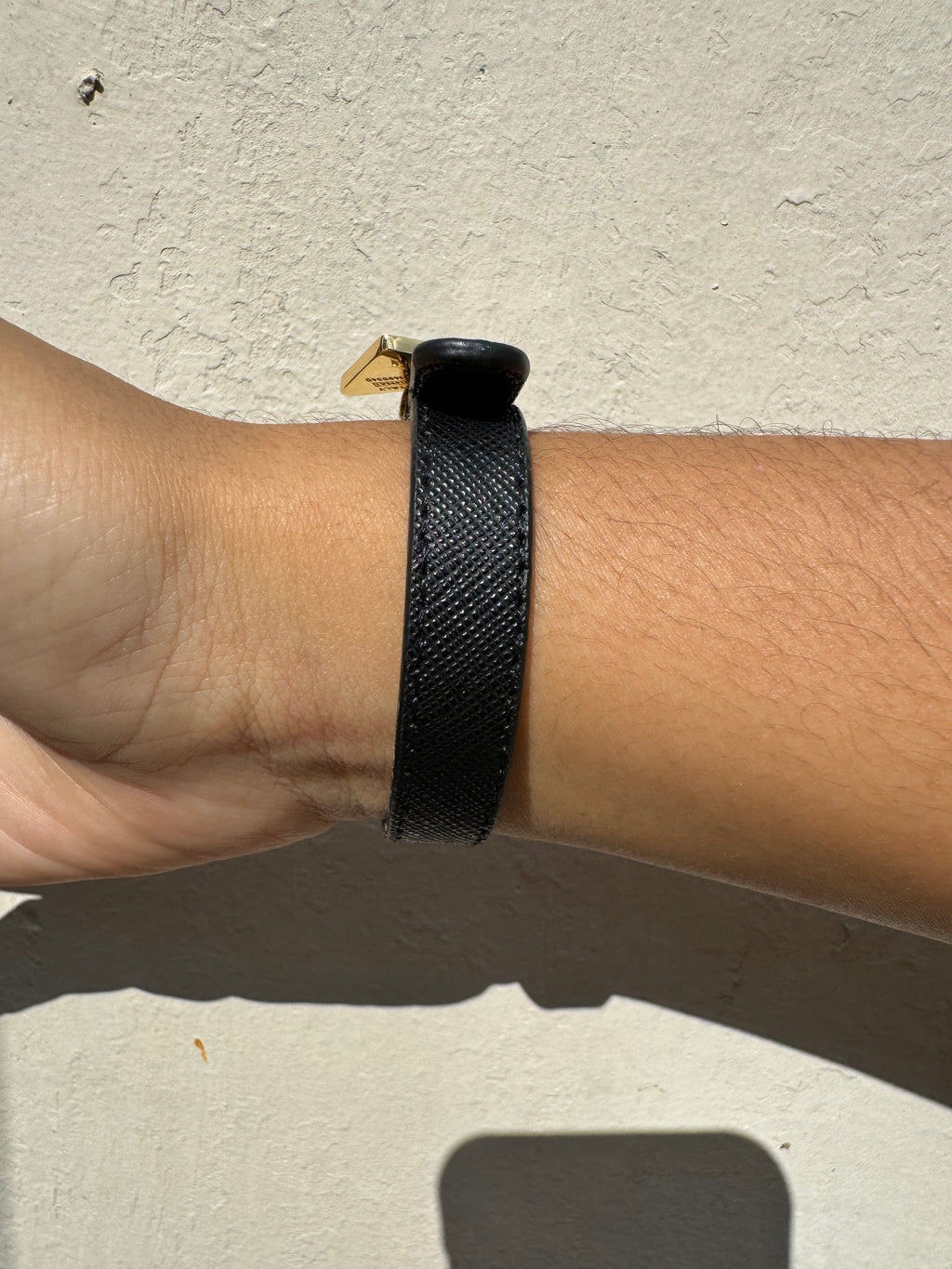 Brazalete Cuerito Logo Prada Negro/Gold