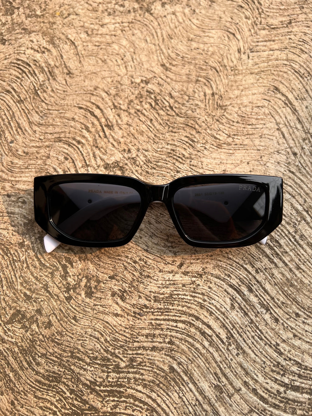 Lentes Prada semi clasicos detalles blancos
