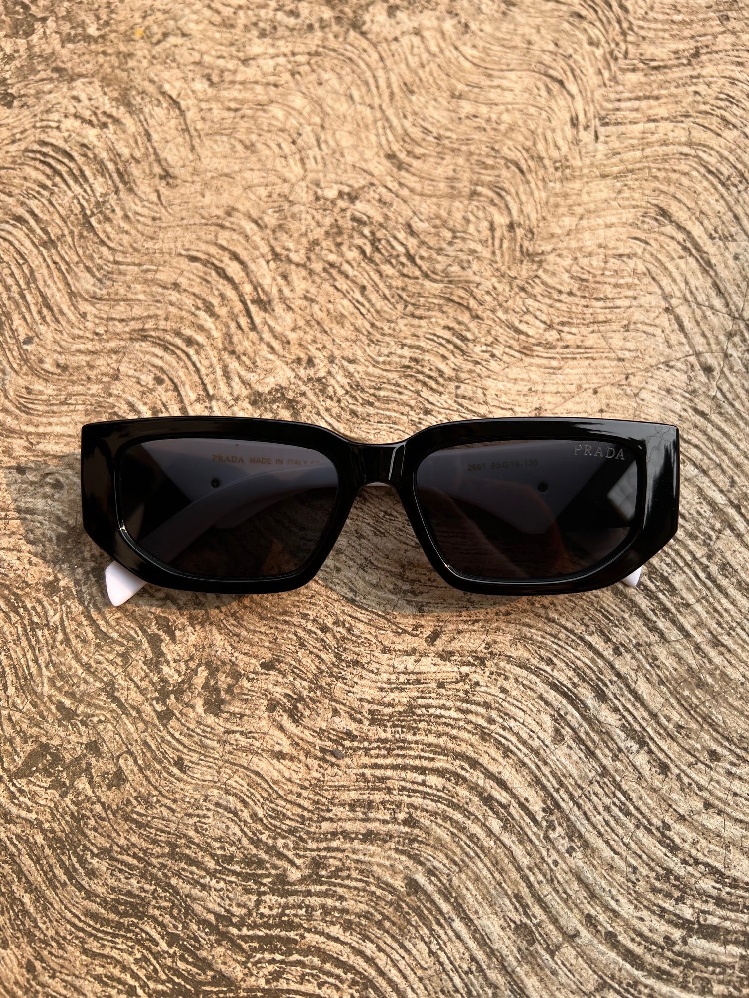 Lentes Prada semi clasicos detalles blancos