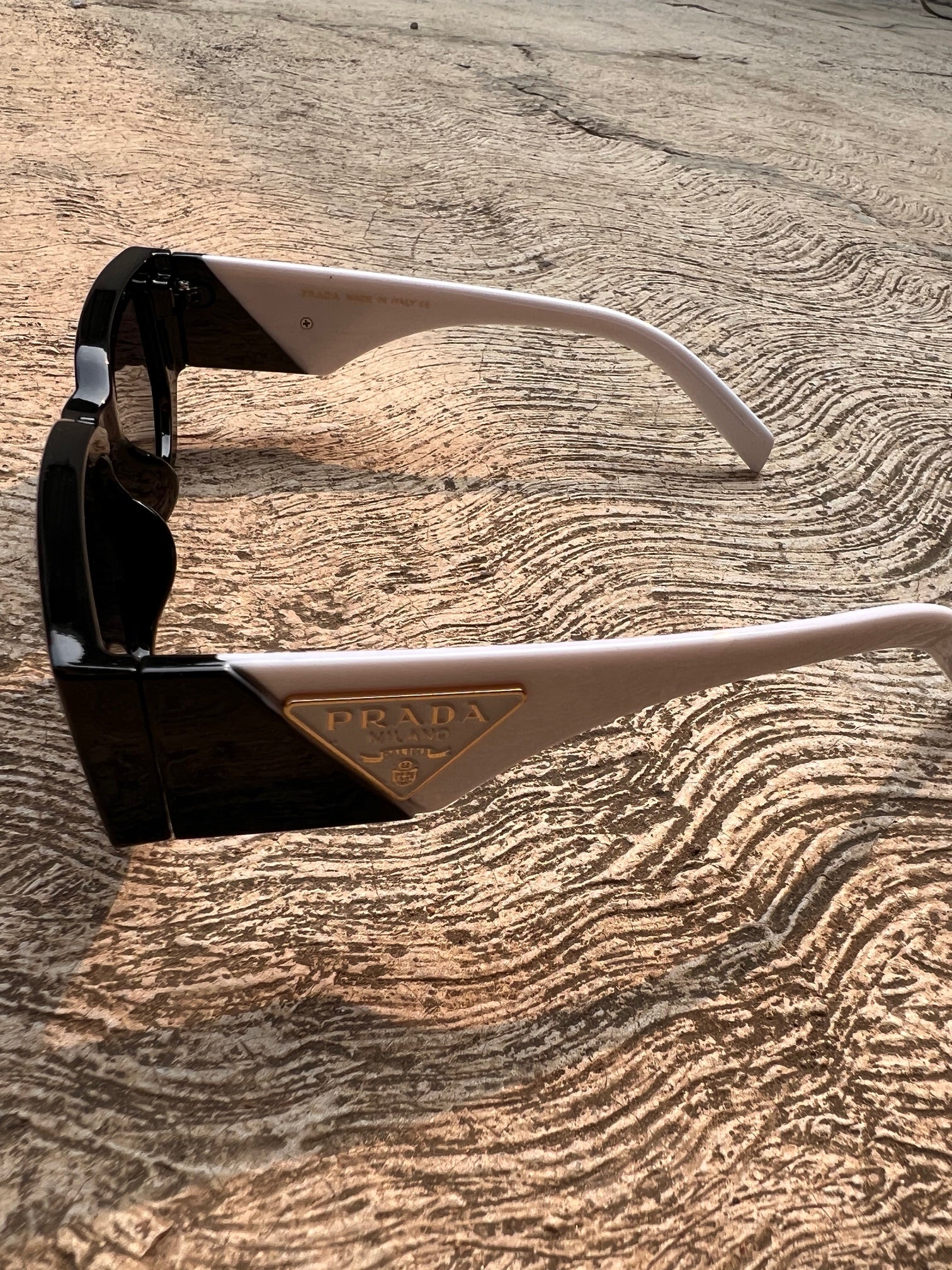 Lentes Prada semi clasicos detalles blancos