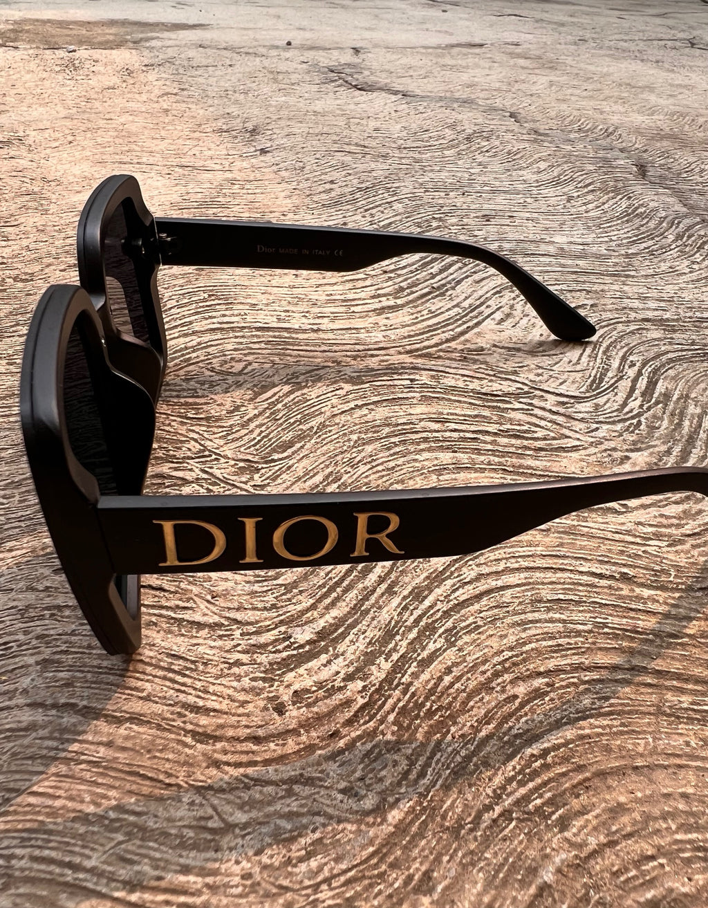 Lentes DIOR cuadrados negro letras gold mate