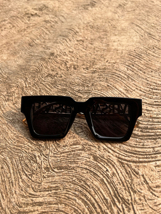 Lentes Versace negros cat eye patillas gold