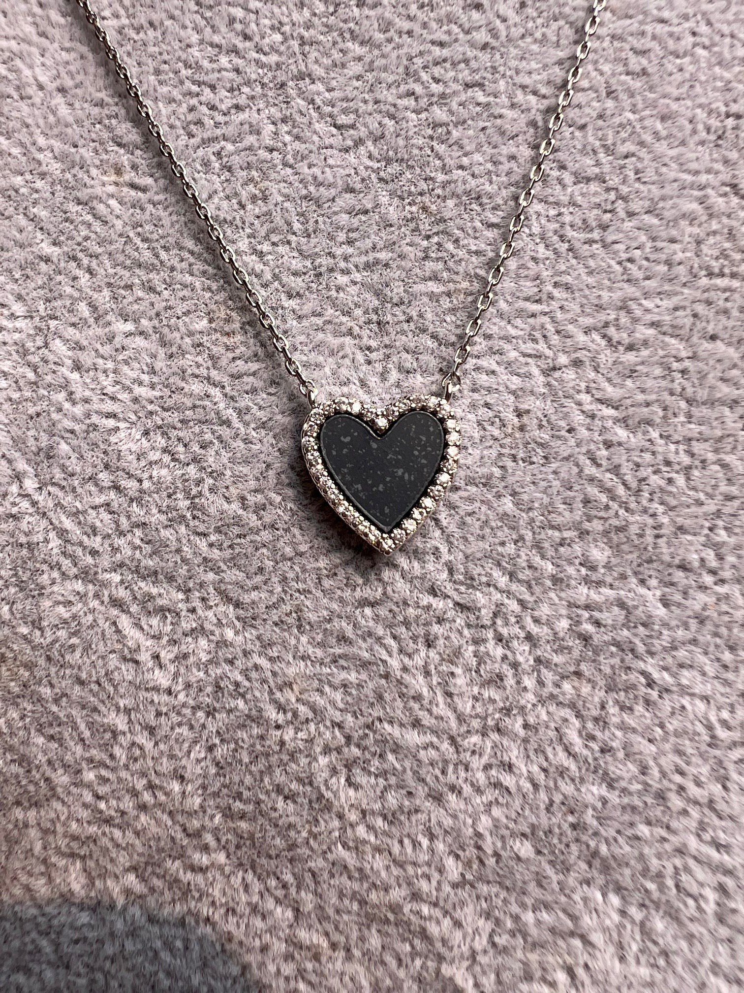 Cadena Silver Corazon Negro Orilla Brillante