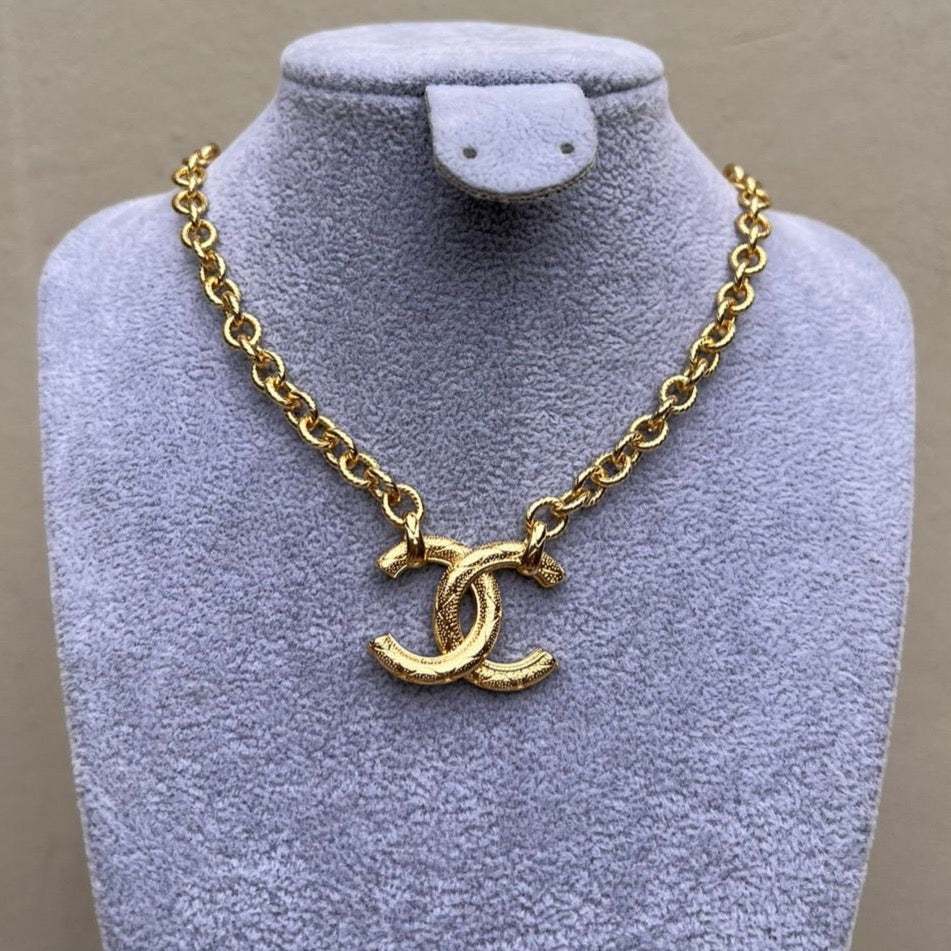 Necklace Chanel Gold Logo Grande