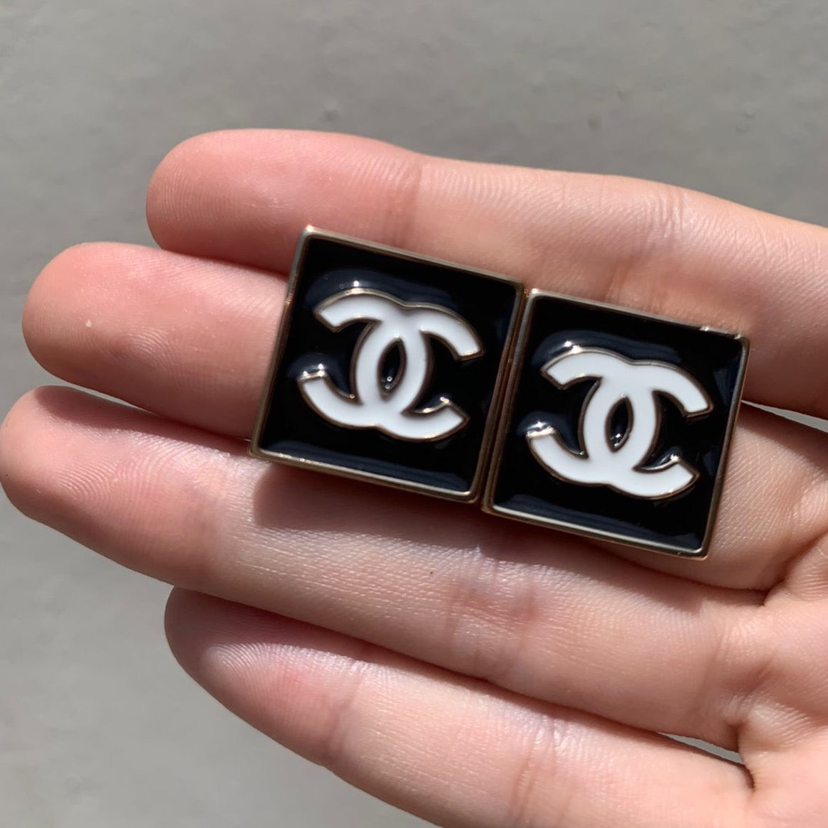 Studs Chanel B&W