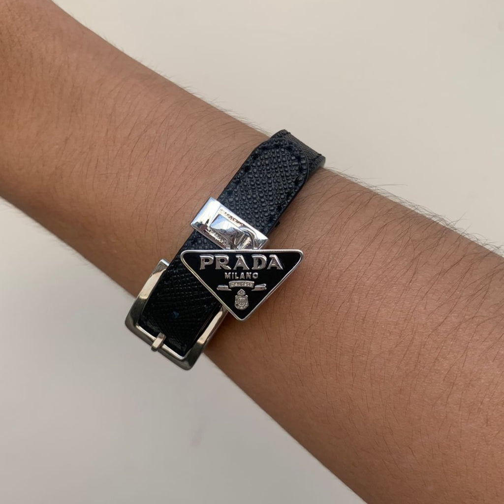 Brazalete Prada Cuerito Negro Logo Silver Colgante