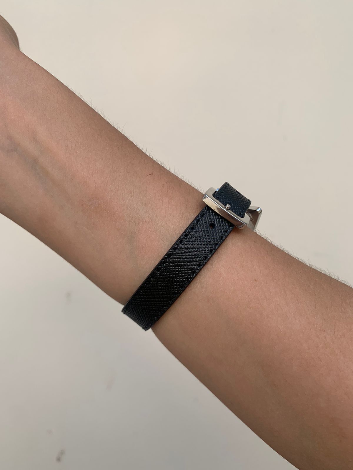 Brazalete Prada Cuerito Negro Logo Silver Colgante