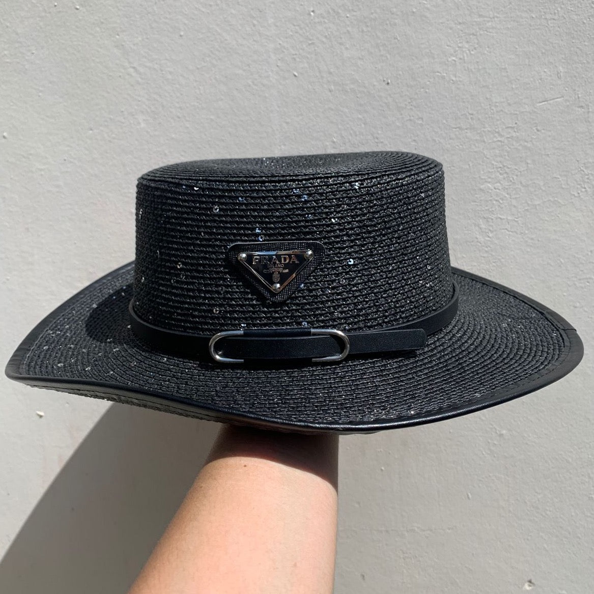 Hat Prada Negro con Brillos
