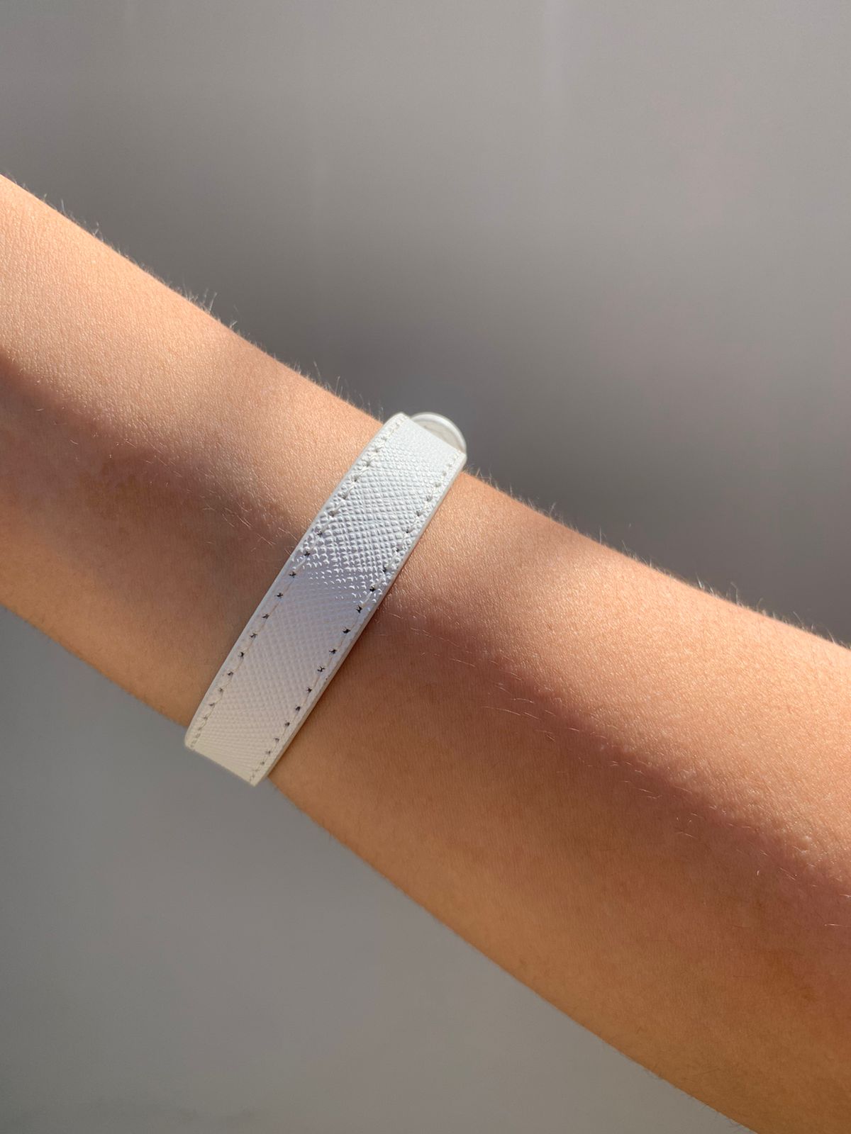 Brazalete Prada Cuerito Blanco Logo Silver Colgante