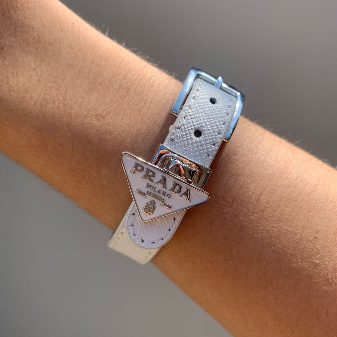 Brazalete Prada Cuerito Blanco Logo Silver Colgante