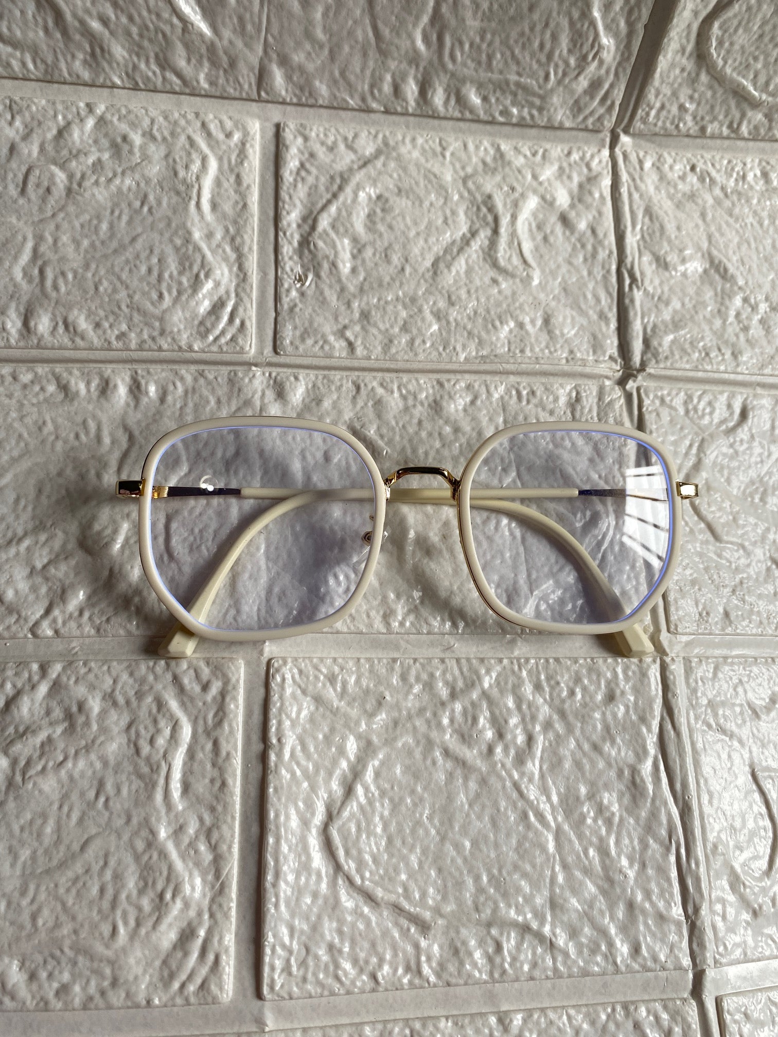Lentes Semihexagonales Blancos con Dorado