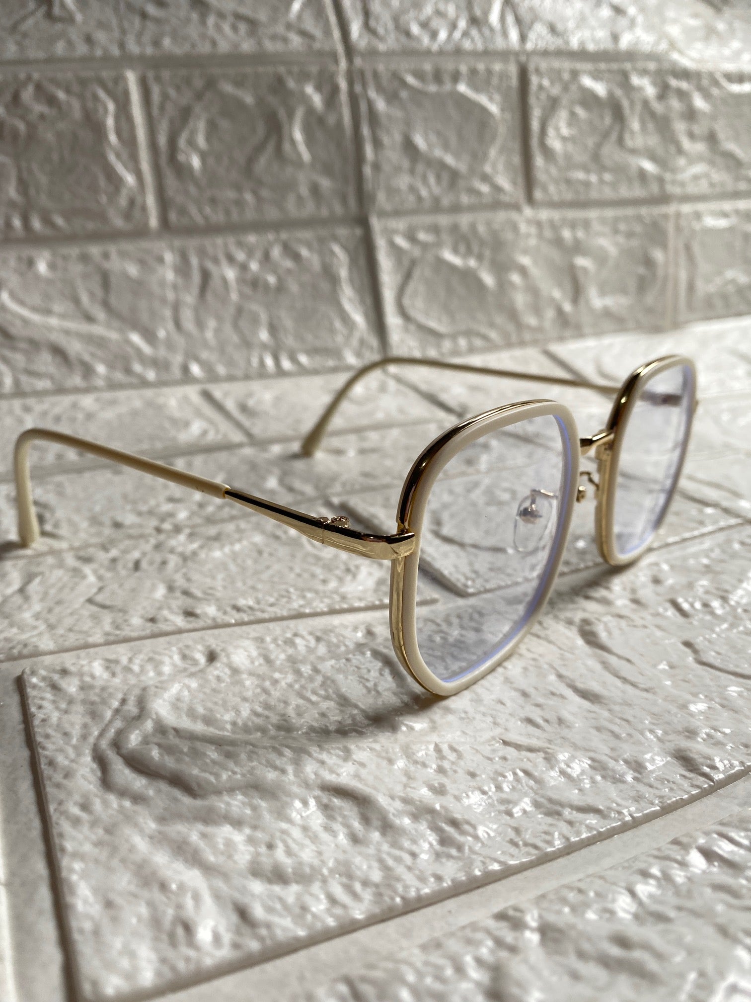 Lentes Semihexagonales Blancos con Dorado