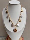 Perlas y Charms Chocker