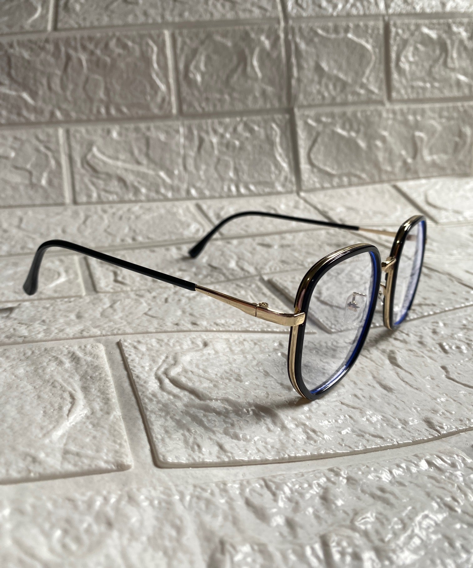 Lentes Semicuadrados Negros con Dorado