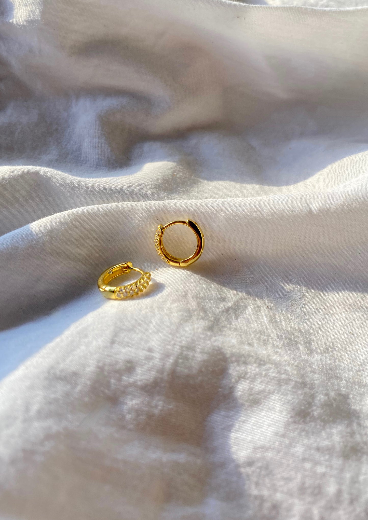 Mini Hoops Multiple Zirconias Gold 7mm