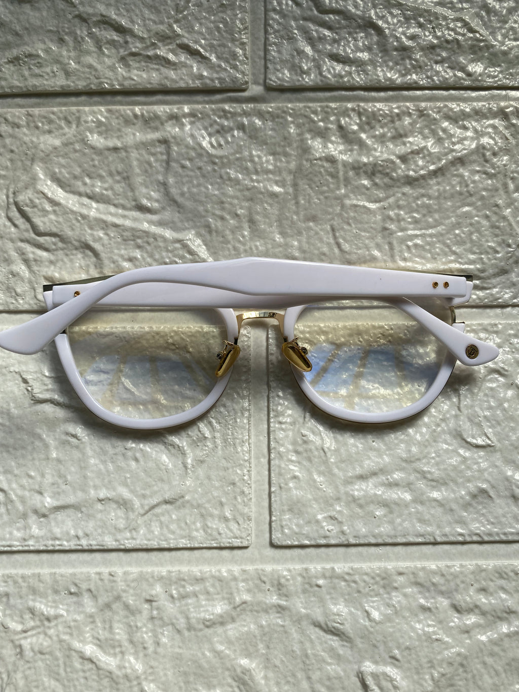 Lentes Blancos con Detalles Gold