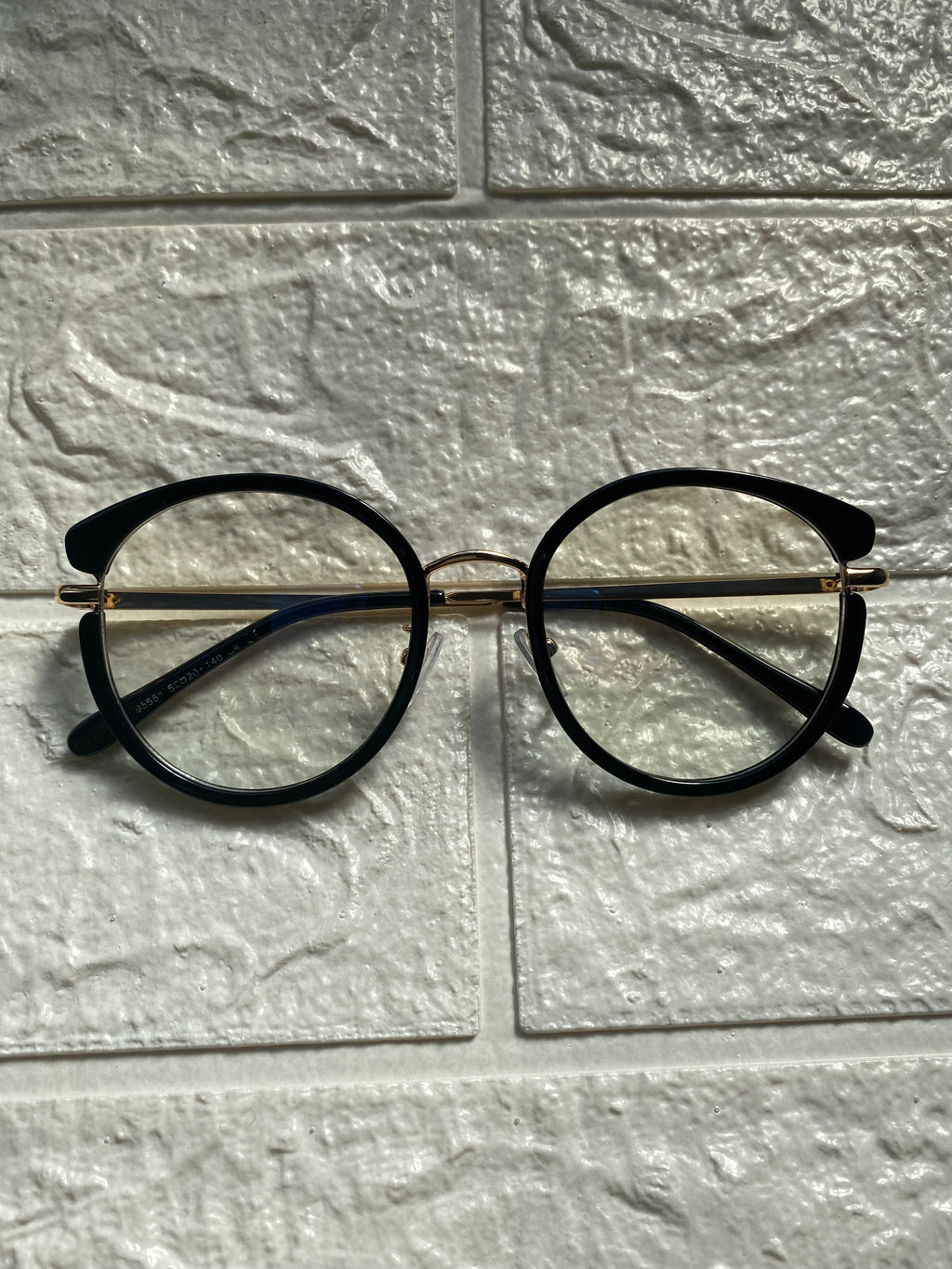 Lentes Semiredondos Negros con Metal Gold