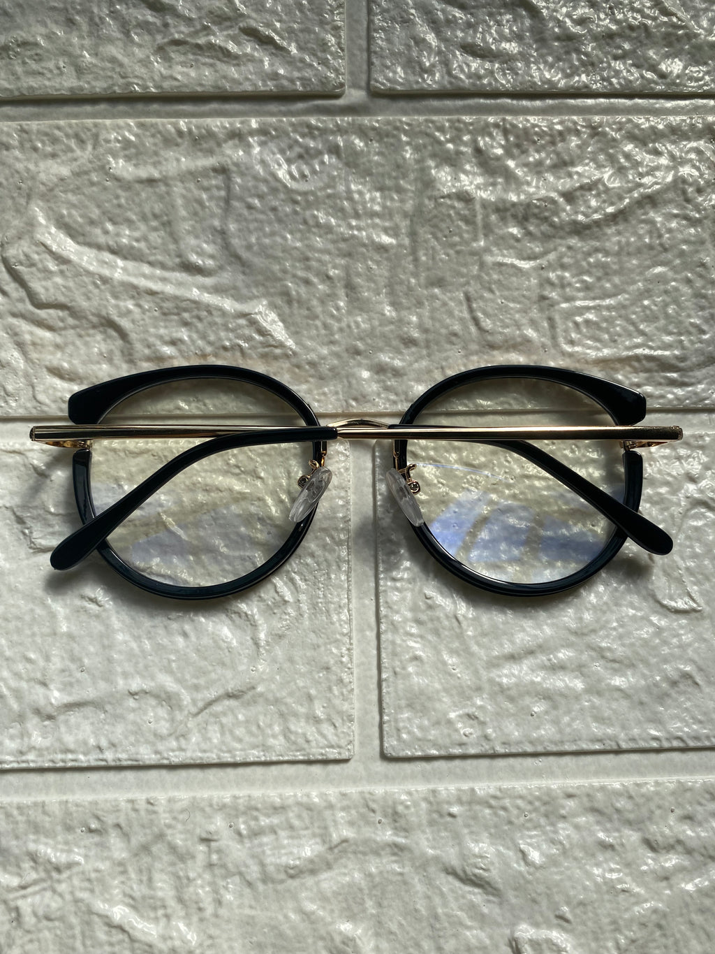 Lentes Semiredondos Negros con Metal Gold