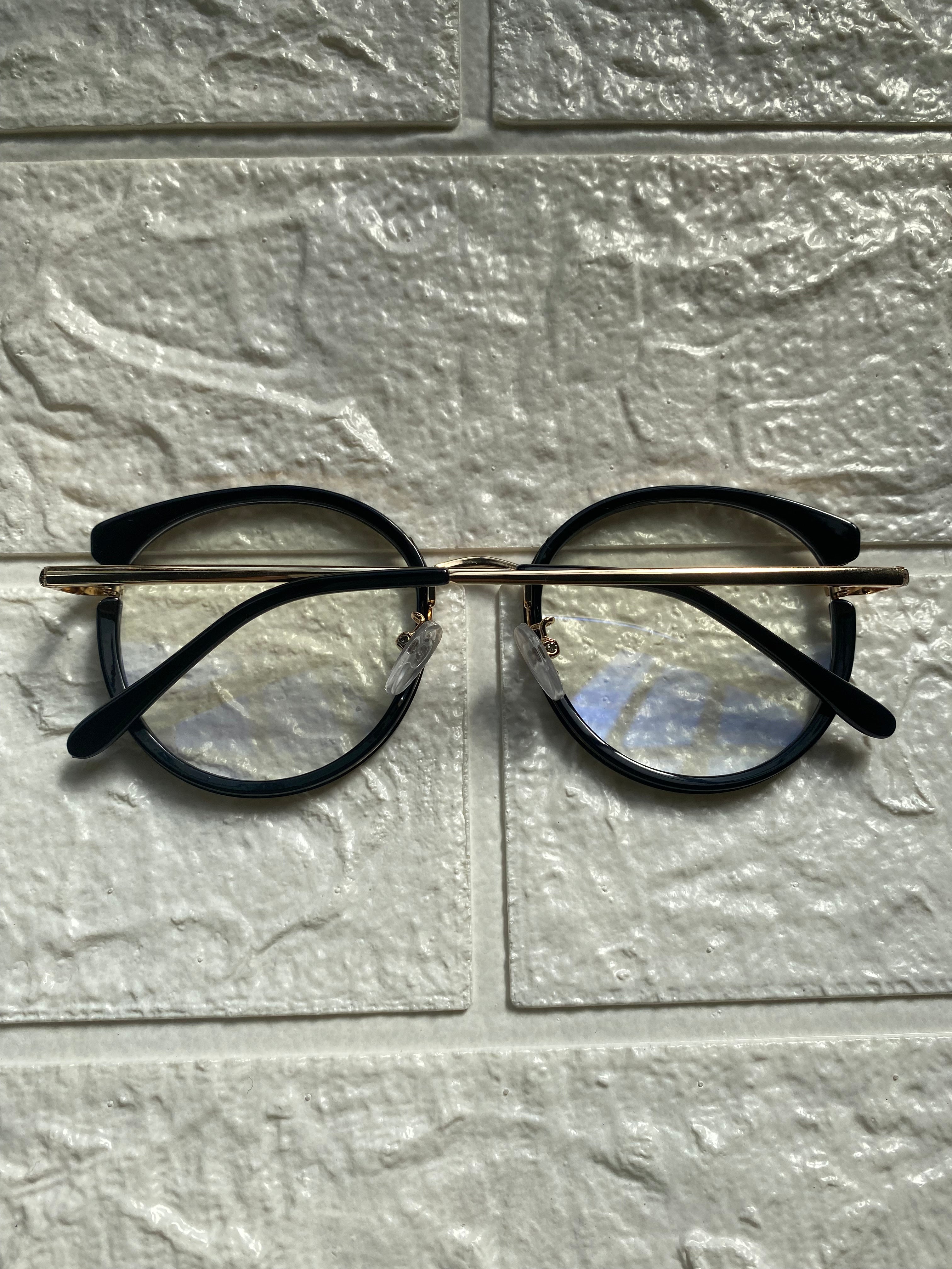 Lentes Semiredondos Negros con Metal Gold