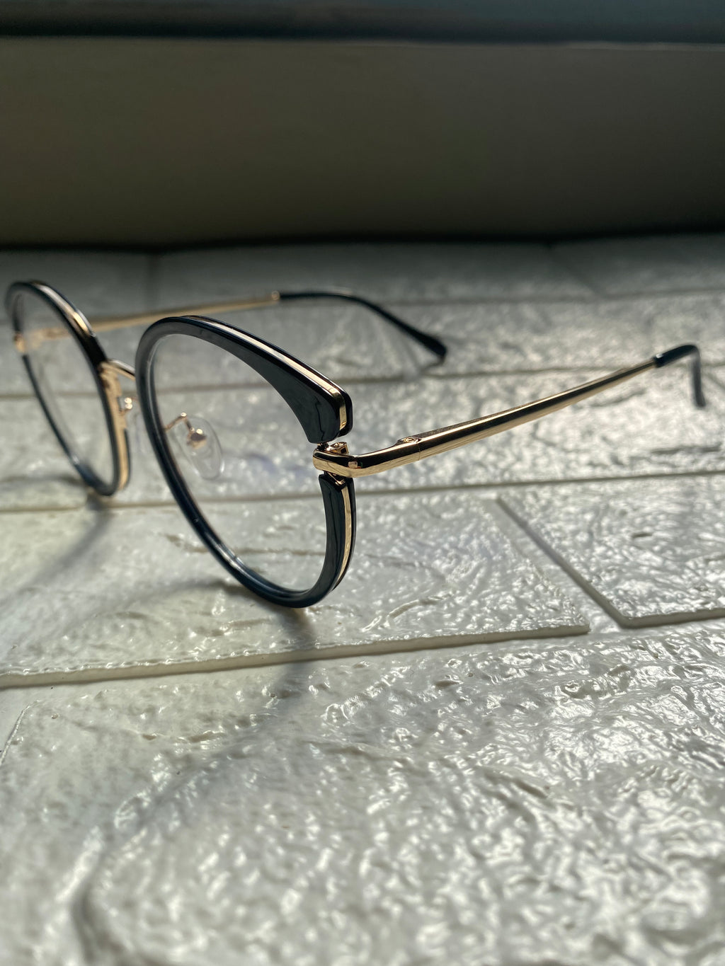 Lentes Semiredondos Negros con Metal Gold