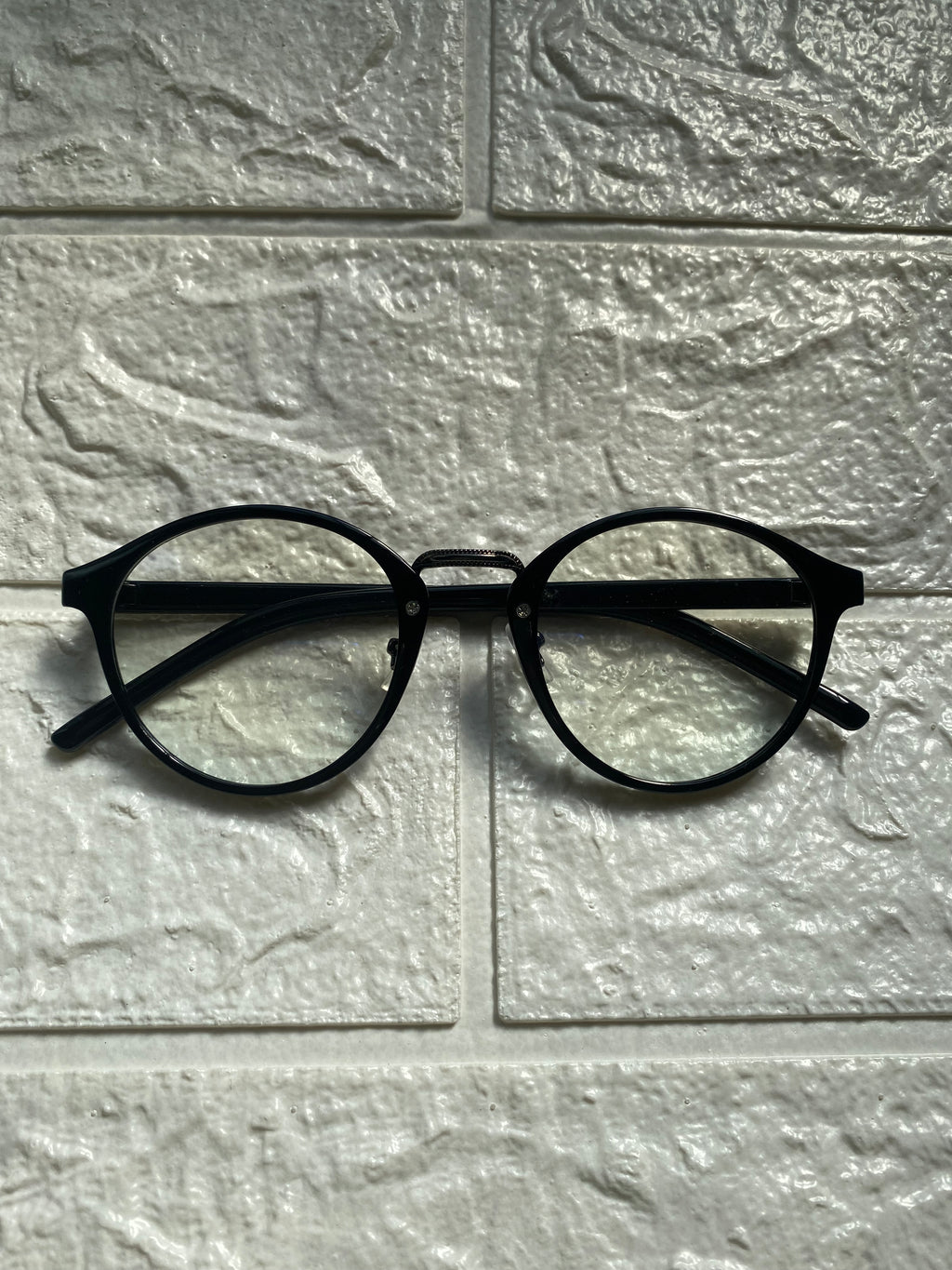 Lentes Negros con Division de Metal