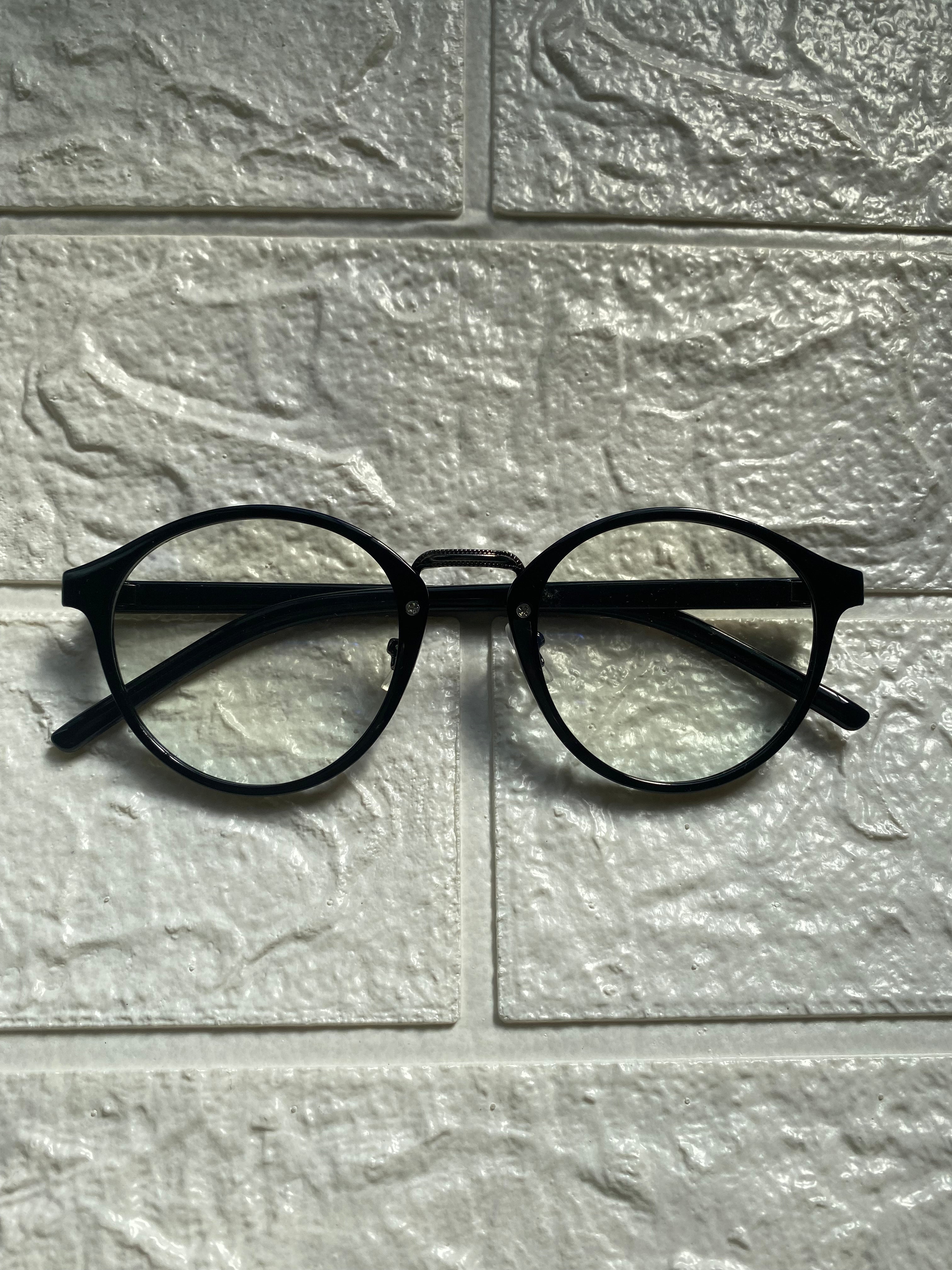 Lentes Negros con Division de Metal