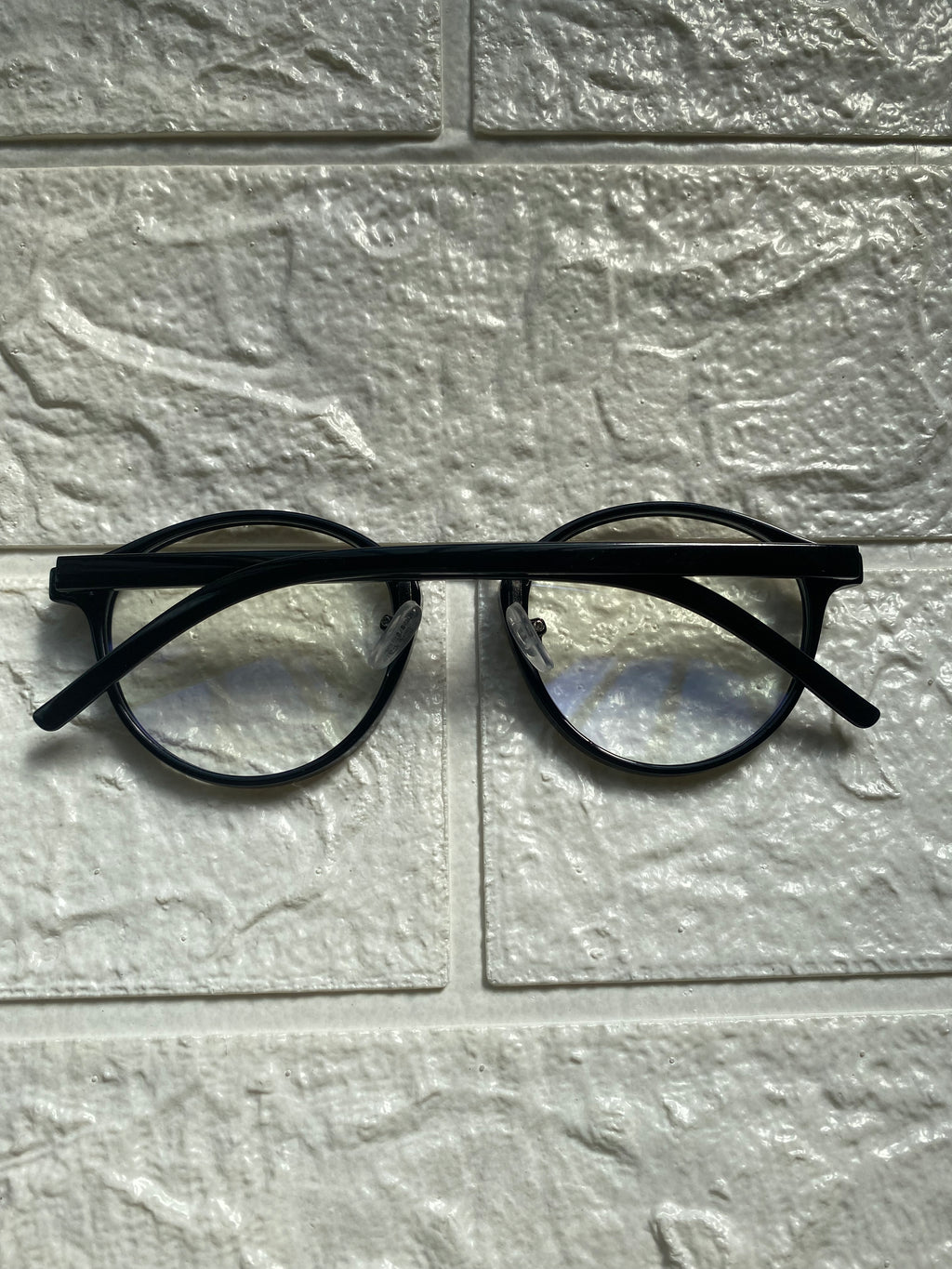 Lentes Negros con Division de Metal