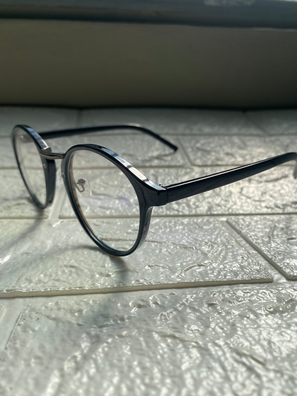 Lentes Negros con Division de Metal