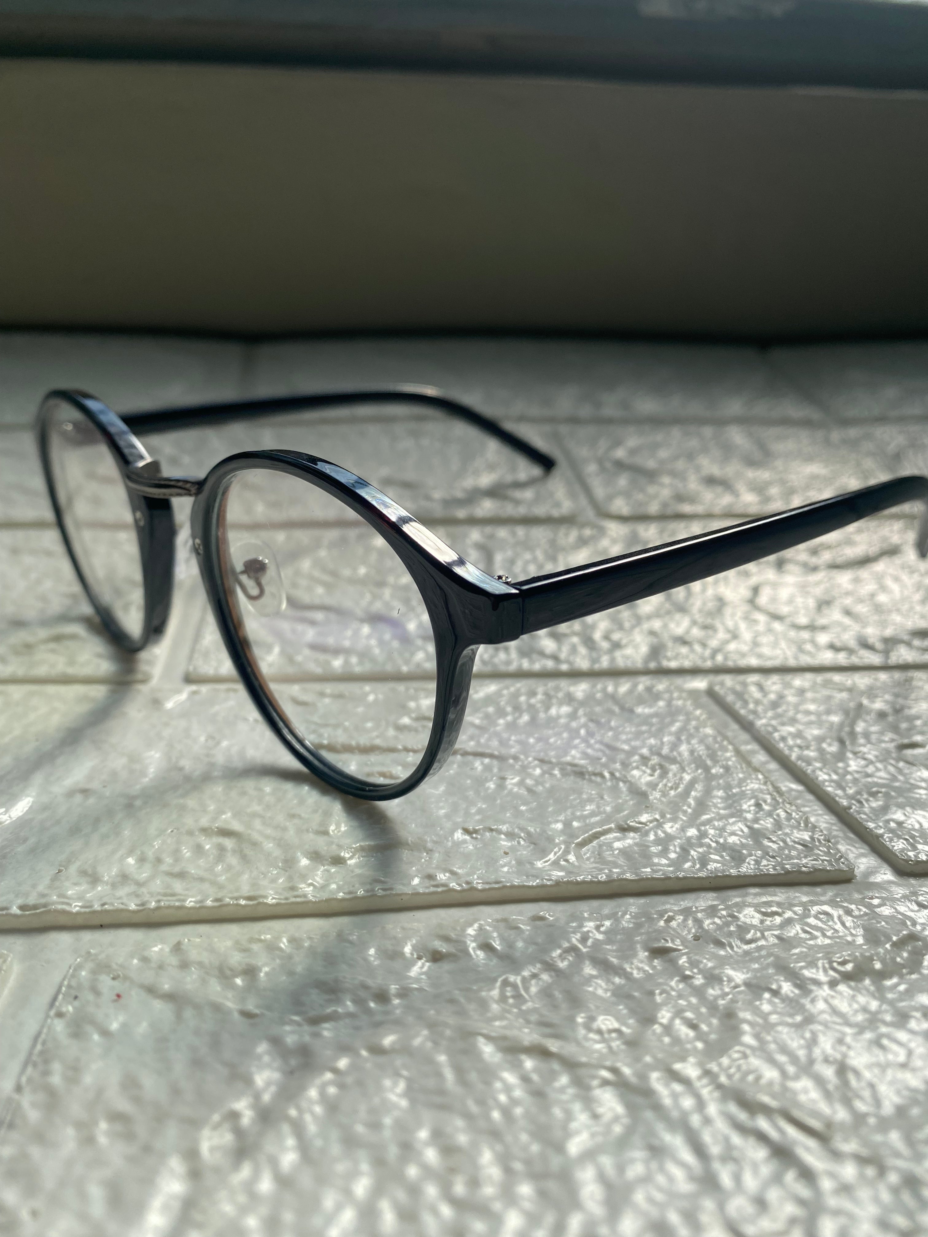 Lentes Negros con Division de Metal