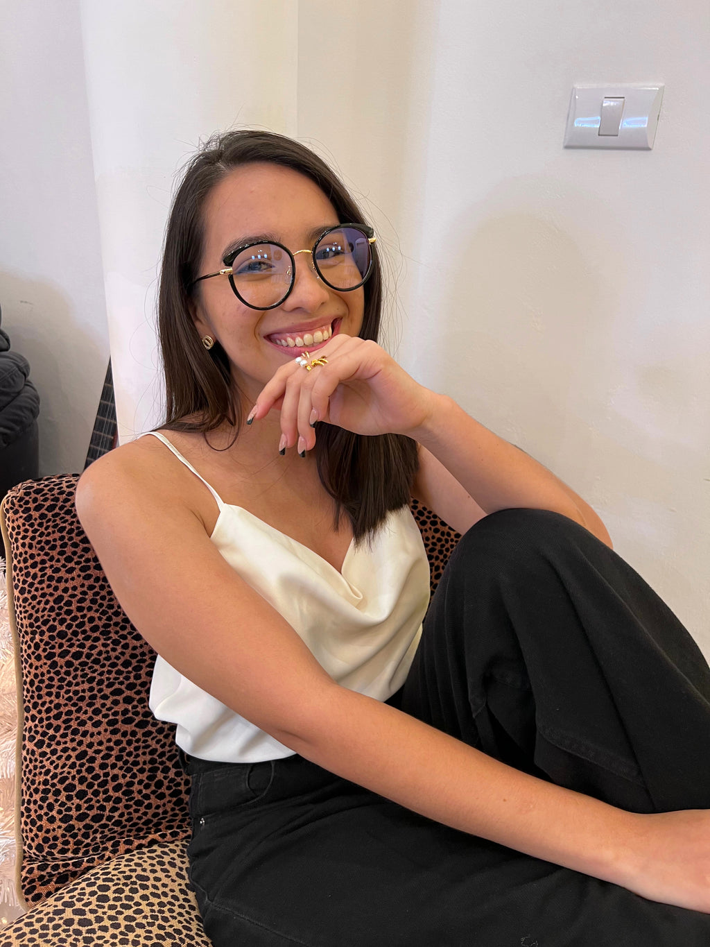 Lentes Semiredondos Negros con Metal Gold