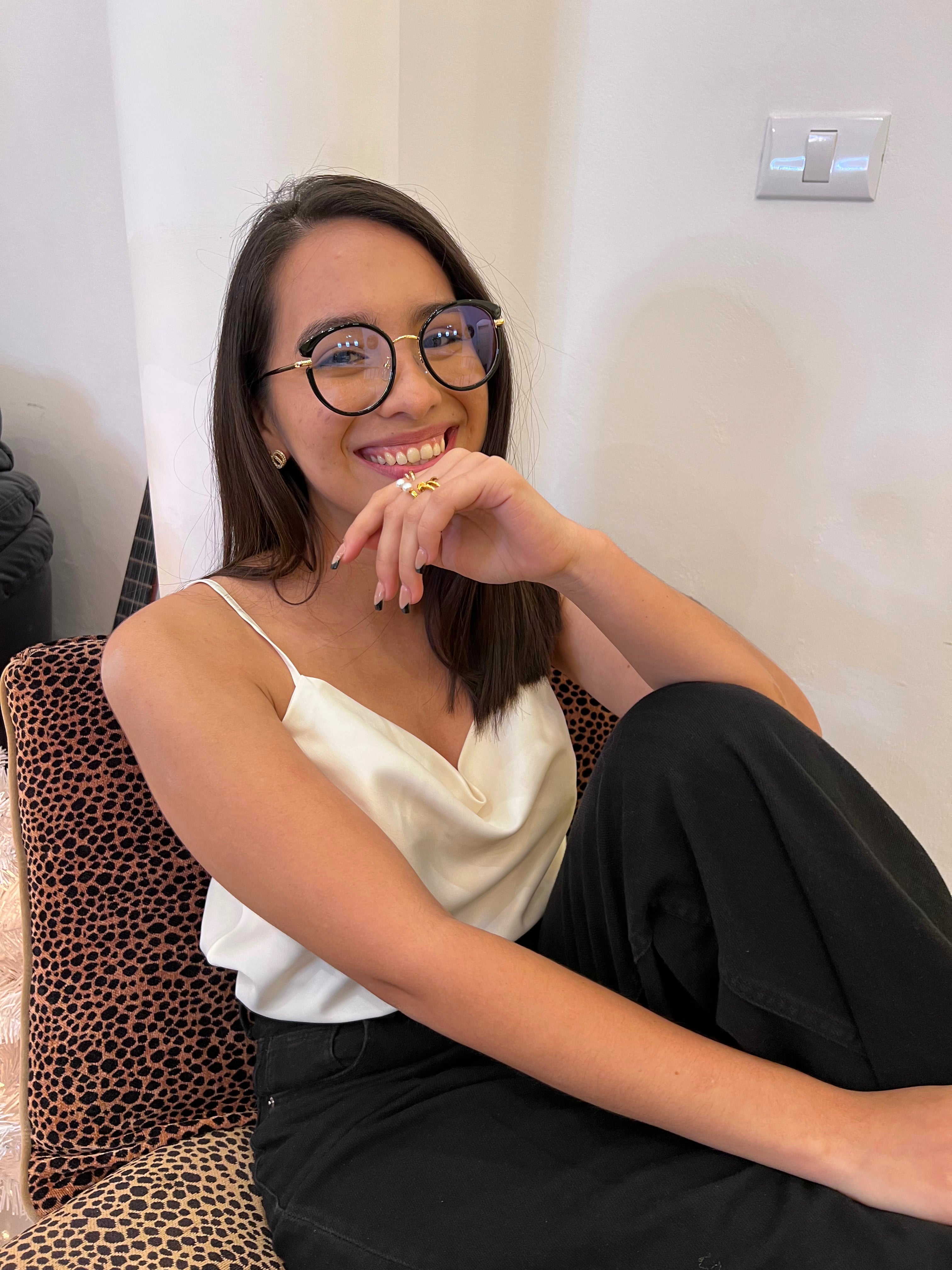 Lentes Semiredondos Negros con Metal Gold